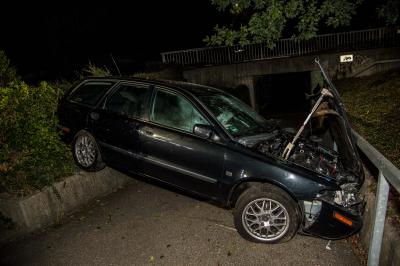 Baltmannsweiler: Wasenbesucher aus Schwaebisch Gmuend Unter Alkoholeinfluss ueber Kreisverkehr geschanzt und in Fussgaengerunterfuehrung gelandet